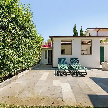 Villa In Dei Marmi *
